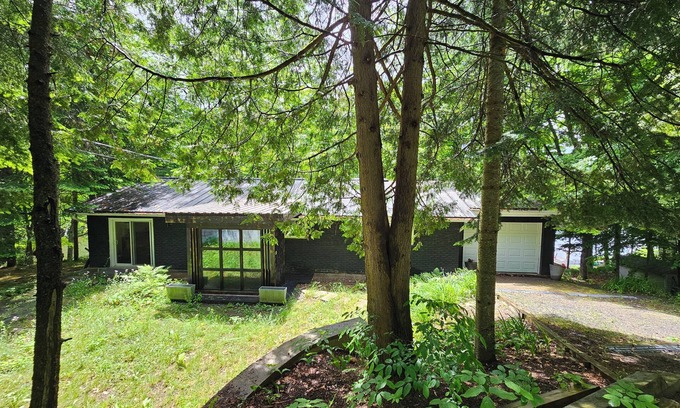Dorset Cottage | Lake of Bays Getaway -Waterfront Cottage with Scenic Rooftop Boathouse