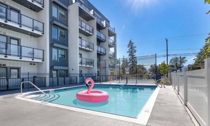 Vernon Condo | Lake Okanagan Cozy Beach Condo! Corner Penthouse w/180° Views