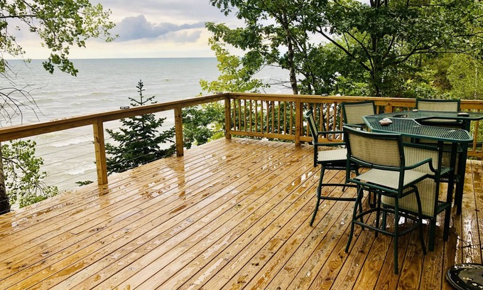 Mannsville House | Lake Ontario Lakefront with Boat Dockage