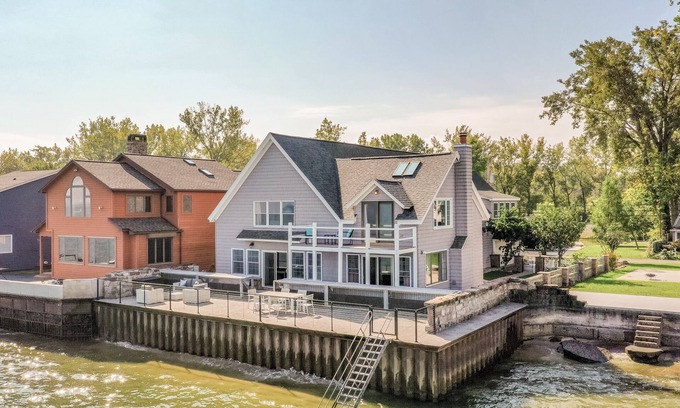 North Greece House | Lake Ontario Sleeps 16 Breathtaking sunset views