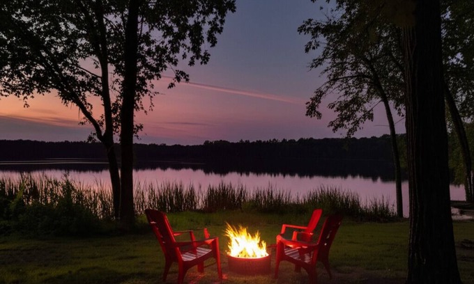 Chandler House | Lake Palestine Homes ideal for Retreat & Events-accommodate 20+ gather 40+