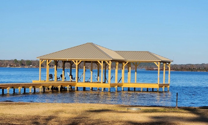 Chandler House | Lake Palestine Lakefront, Dock, Deck. 3 bd 2bt Large yard, Beautiful Sunrises