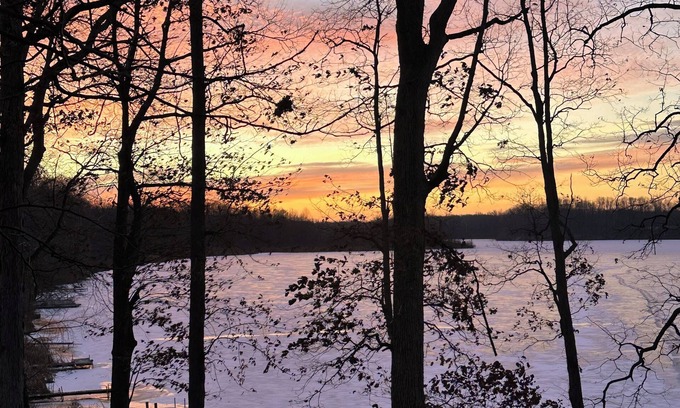 Warsaw Cottage | Lake Palestine Paradise. Charming 2-bedroom, 1-bath cottage in Warsaw.