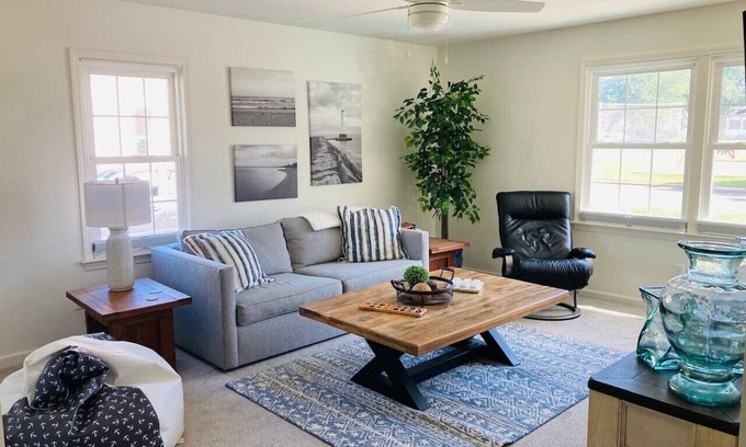 Huron House | Lake Park Place : Adorable Beach Cottage