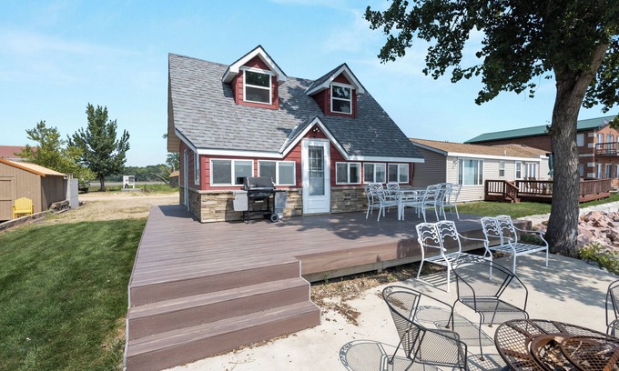 Hamlin County House | Lake Poinsett Cottage at Stone Bridge