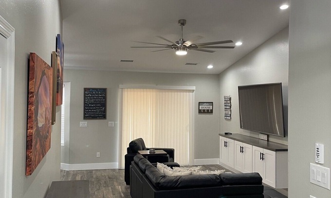 Page House | Lake Powell Modern Remodeled VRBO - 3BR, 2BA minutes to Lake and Restaurants!