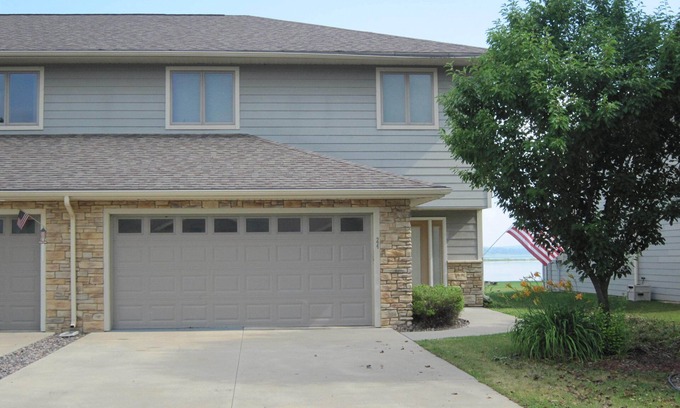 Village of Marquette Condo | Lake Puckaway Getaway - Immaculate lakefront 2-story townhome 10% off 7+ nights