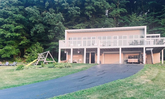 Leland House | Lake Redstone Home - Easy Access to Wisconsin Dells