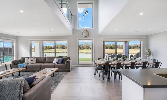 Yarrawonga House | Lake Resort on Black Bull