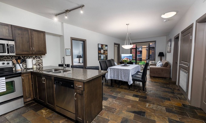South Pandosy Condo | 💫 Lake Resort upgraded spacious dream vacation home with GYM near beach