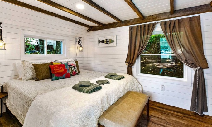 Newbury House | Lake Retreat | Dock | 3 Cottages | Firepit