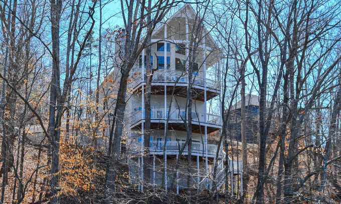 Dawsonville House | Lake Retreat - near wineries, shopping & hiking. Pet friendly. Game room!