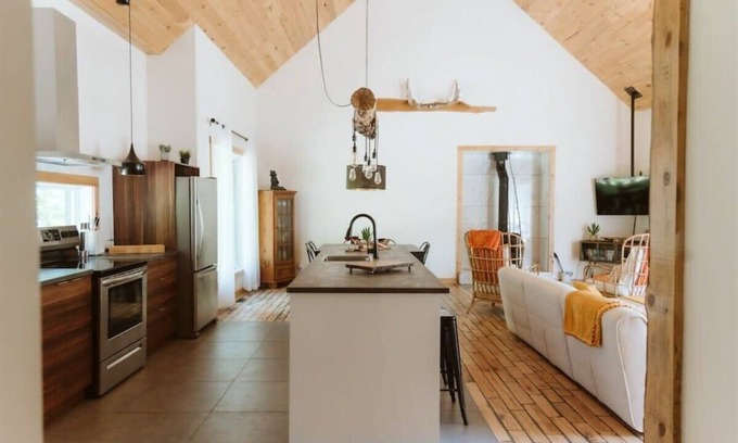 Saint Come Ski Chalet | Lake Retreat w/Spa & Ski Adventures