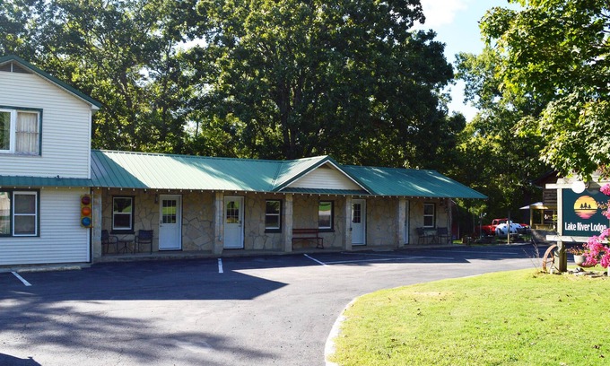 Bull Shoals Hotel | Lake River Lodge