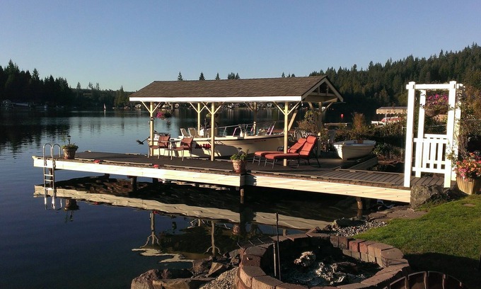Lake Roesiger Apartment | Lake Roesiger 2 Bedroom Apartment - Waterfront. Boats hottub private quality.n