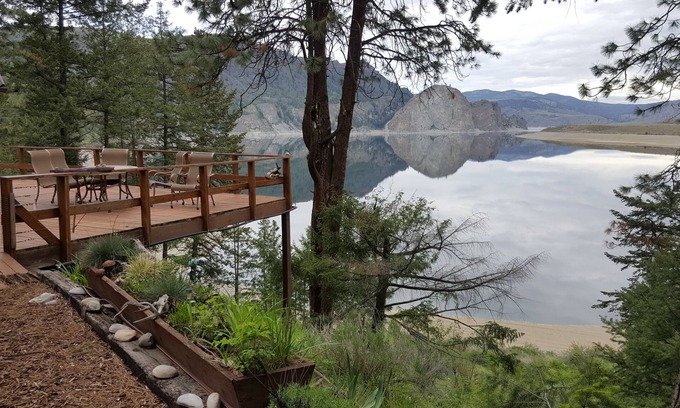 Lincoln County Cabin | Lake Roosevelt Custom-built, WATER-FRONT log home # You won't want to leave