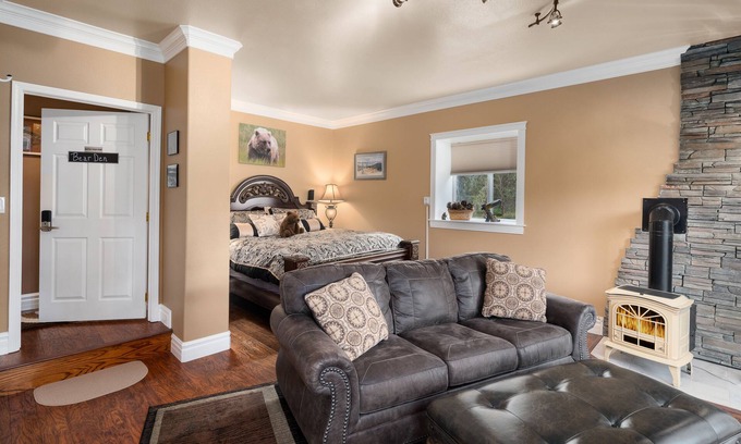 Evans House | Lake Roosevelt Suites - The Bear Den