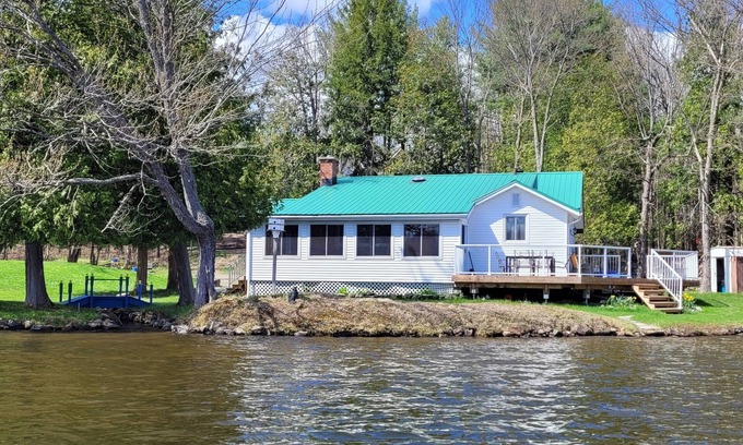 Muskoka Lakes Cottage | Lake Rosseau Water's Edge Retreat