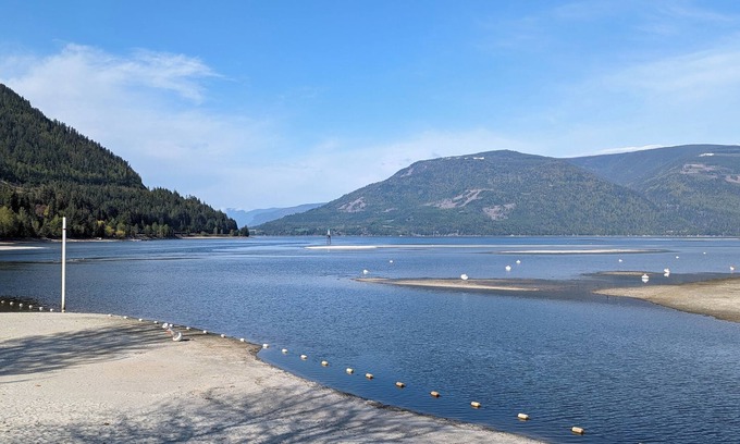 Sicamous Condo | Lake side 2-bedroom condo in Sicamous with WiFi, AC