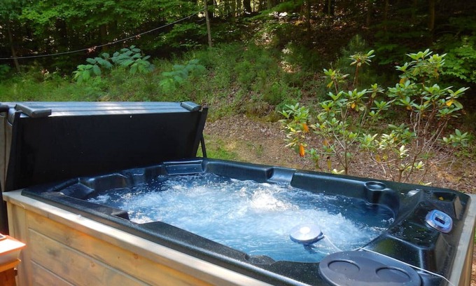 Guild House | LAKE SIDE COTTAGE · NO SUNDAY CHECK INS Lakeside Cottage