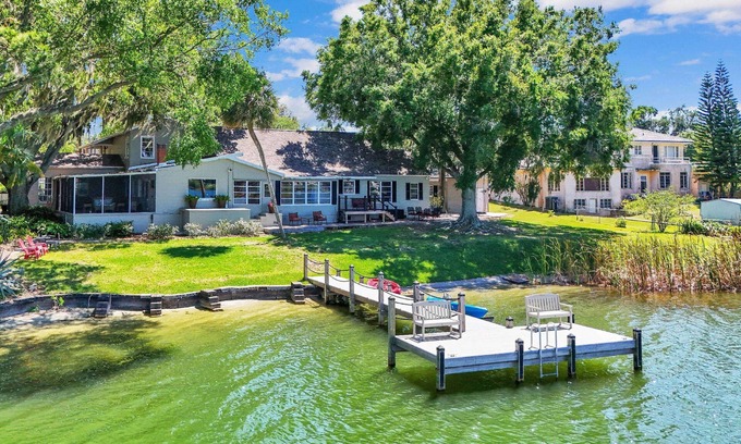 Winter Haven House | Lake Silver Retreat – Waterfront Pet Friendly Home w/Dock, Kayaks & Legoland-Themed Room!
