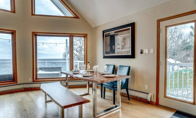 Oro-Medonte Cottage | Lake Simcoe Waterfront Lake House