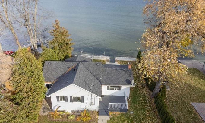 Alcona House | Lake Simcoe waterfront cottage