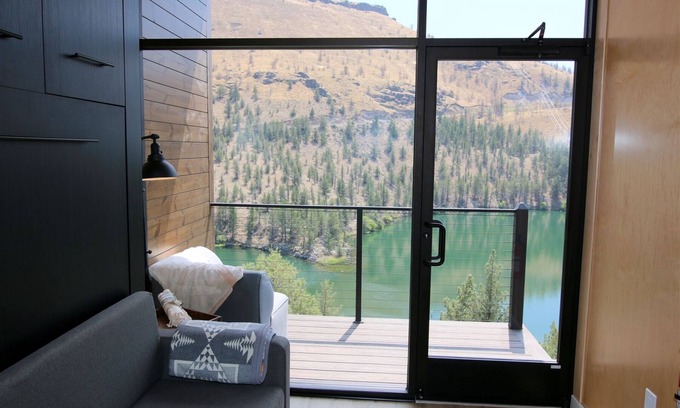 Madras House | Lake Simtustus Resort Crown Point Tiny Home #11 - Hot Tub