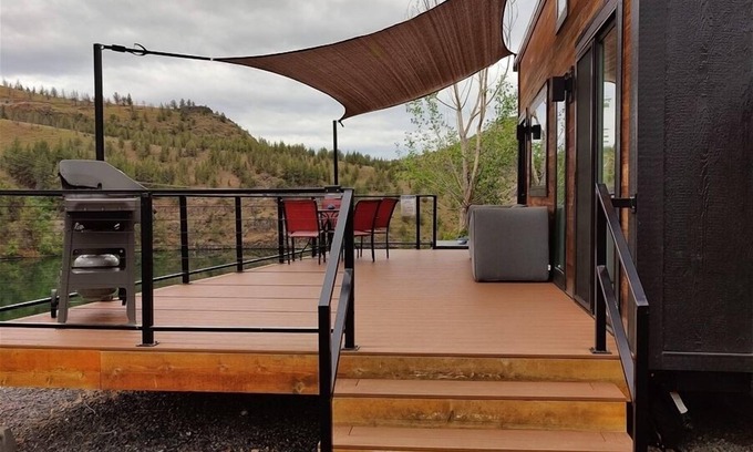 Madras House | Lake Simtustus Resort Juniper Hill Tiny Home #12 - Hot Tub
