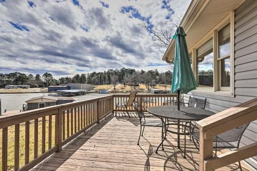 Milledgeville House | Lake Sinclair Cottage with Deck and Boat Dock!