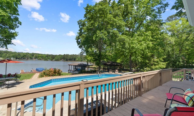 Hardwick House | Lake Sinclair Happy Place -NEWLY LISTED! Pool + Jacuzzi, Kayaks, Firepit + more!
