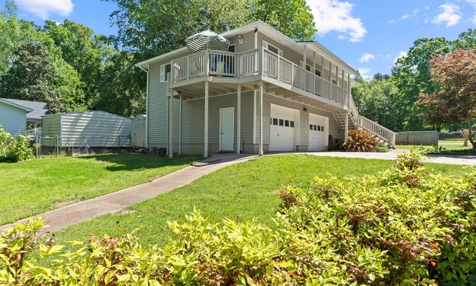 Hardwick Apartment | Lake Sinclair Happy Place Guest Suite, 2BR/1BTH, Sleeps 6 Pool & Hot tub Access!