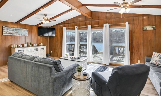 Prosperity House | Lake Stay on Bedford Way |Private Dock & Boat Ramp