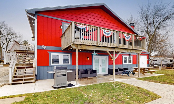 Channel Lake Apartment | Lake stay with boat launch, W/D, & AC