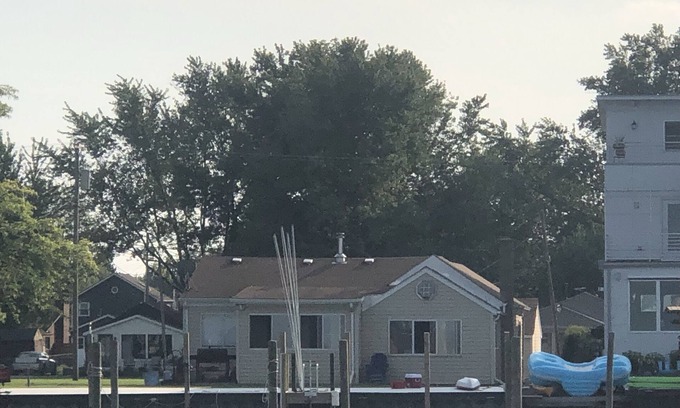 Harrison House | Lake StClair Belvedere bay hot tub 2 boat wells fishing paddle boards, kayak