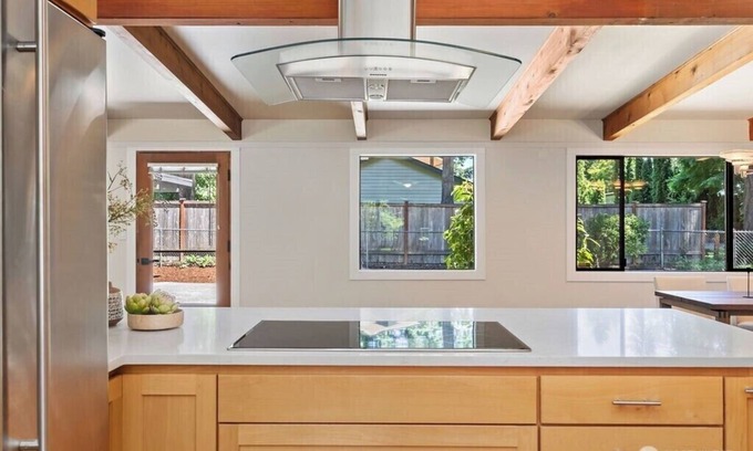 Lakewood House | Lake Steilacoom Retreat