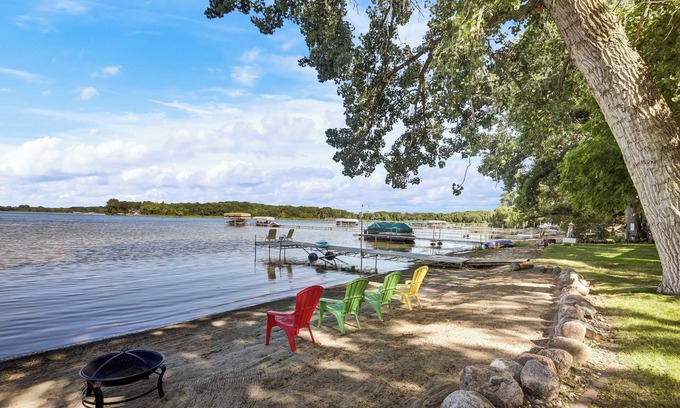 Darwin House | Lake Stella Private Beach Getaway