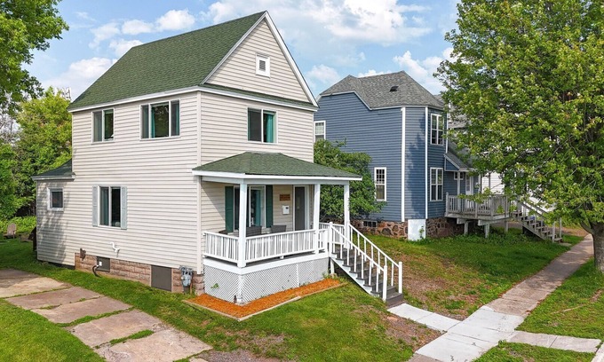 Endion House | Lake Superior View | Pet Friendly | Bayview House