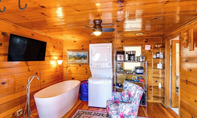 Lincoln Park Apartment | Lake Tahoe Cabin: Close to Boating & Skiing!