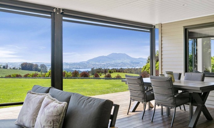 Acacia Bay House | Lake Taupō Luxury Views for Families and Groups