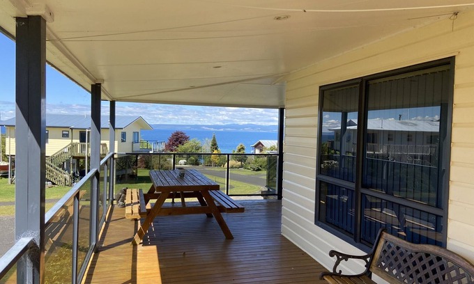 Whareroa Village House | Lake Taupo Near to Waterfront Location A Water Lover's Paradise: Up to 8 guests