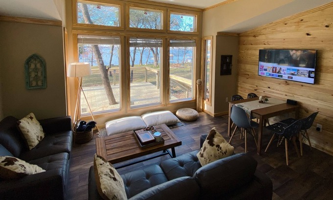 Quinlan Cottage | Lake Tawakoni Sunset Waterfront Cottage with private boat deck.