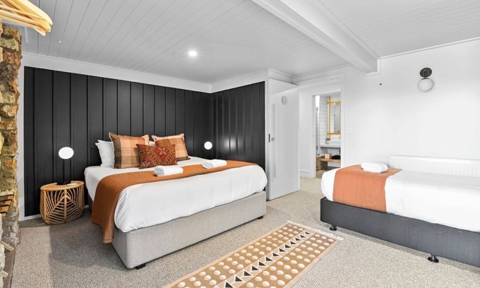 Waipahihi House | Lake Terrace Lodge Premium Home