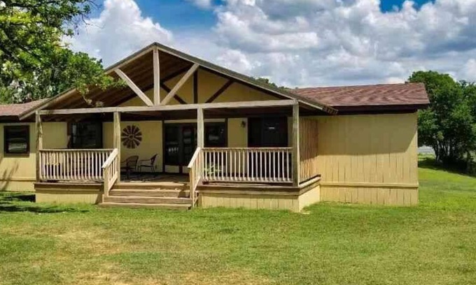 Mead House | Lake Texoma Lakeside Cottage