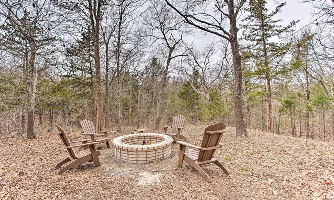 Pottsboro House | Lake Texoma Retreat w/Deck < 1 Mi to Marina!