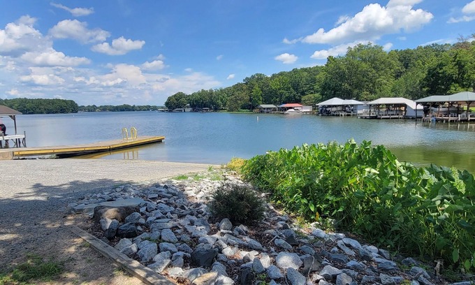 Norwood House | Lake Tillery Area, 4-bedroom house in charming Norwood with WiFi, Deck and AC