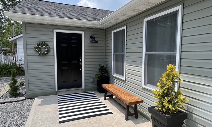 Craig Beach Cottage | Lake Time Cottage Lake Milton OH: Wifi, Smart TVs, gas fire pit, lake toys,