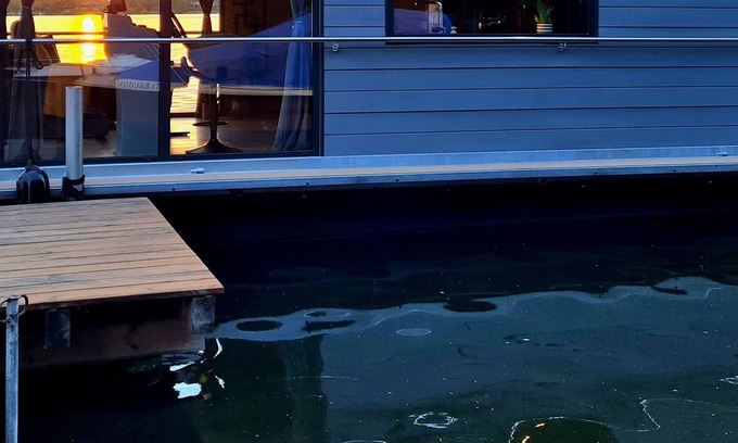 Goyatz Boat Rental | Lake time in a houseboat with fireplace & sauna on Lake Schwielochsee