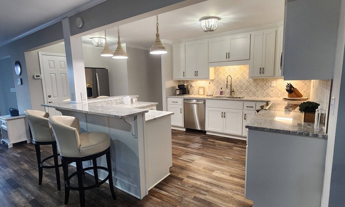Samantha House | Lake Tuscaloosa Home w/Amazing Views! Treasure Island Getaway