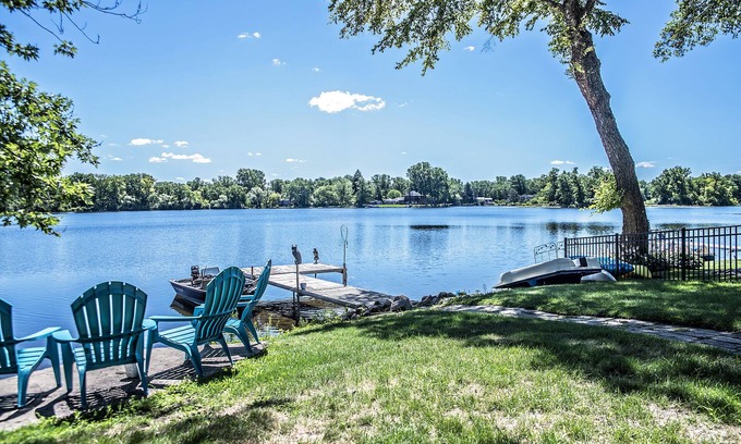 Commerce Township Cottage | Lake front 2-bedroom cozy cottage in Commerce Twp, kayaks, peddle boat, fishing
